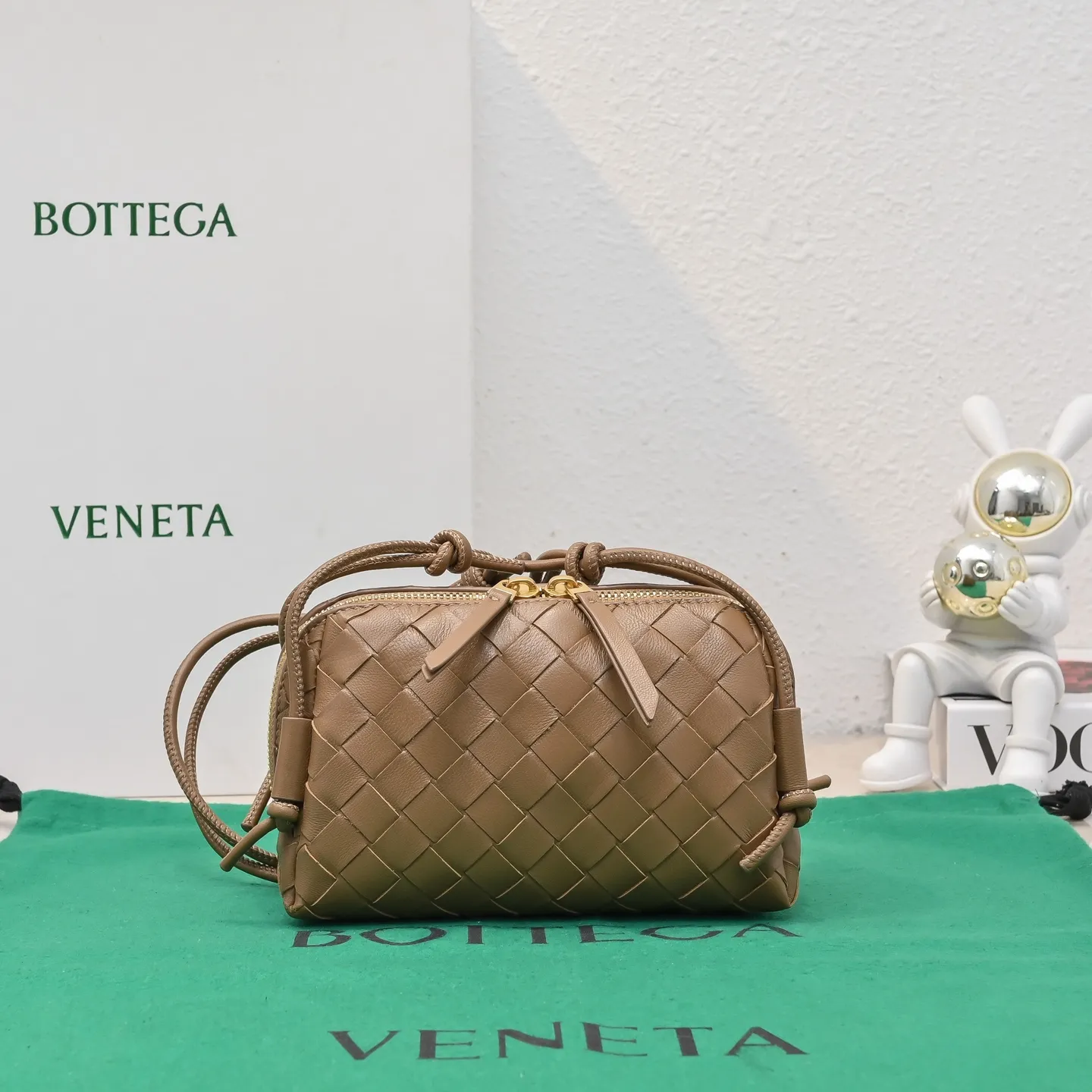 Batch 1260 #Bv The new Concert pouch is the most beautiful and practical mini bag I have ever seen 🎈 The bag body adopts the classic lntrecciato weaving process✅ It is equipped with a leather double-headed zipper, the opening is wide, easy to take and put, the shoulder strap knot can be slid to adjust the length freely, that is, 🉑️crossbody/underarm, and can be used as a clutch bag. Small body, large capacity, so practical! The key is that it is extremely versatile! Come and buy this small, exquisite, beautiful and versatile bag 👍 Model: 4258 Size: 18.5*11.5*8.5